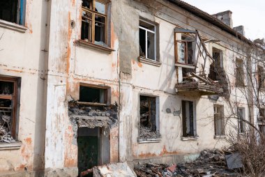 Savaş sonrası manzarası. Yıkılmış bina. Savaş kalıntıları. Bombalamadan sonra şehri yok etti. Ölü şehir. Bombalanmış binalar. Enkaz binaları. Savaş yıkımı.