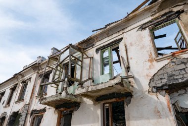 Savaş sonrası manzarası. Yıkılmış bina. Savaş kalıntıları. Bombalamadan sonra şehri yok etti. Ölü şehir. Bombalanmış binalar. Enkaz binaları. Savaş yıkımı.