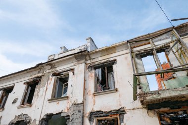 Savaş sonrası manzarası. Yıkılmış bina. Savaş kalıntıları. Bombalamadan sonra şehri yok etti. Ölü şehir. Bombalanmış binalar. Enkaz binaları. Savaş yıkımı.