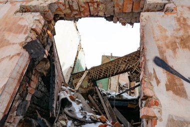 Savaş sonrası manzarası. Yıkılmış bina. Savaş kalıntıları. Bombalamadan sonra şehri yok etti. Ölü şehir. Bombalanmış binalar. Enkaz binaları. Savaş yıkımı.