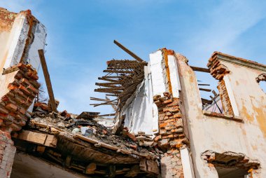 Savaş sonrası manzarası. Yıkılmış bina. Savaş kalıntıları. Bombalamadan sonra şehri yok etti. Ölü şehir. Bombalanmış binalar. Enkaz binaları. Savaş yıkımı.
