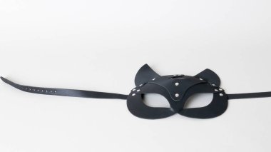 Arka planda fetiş kedi maskesi