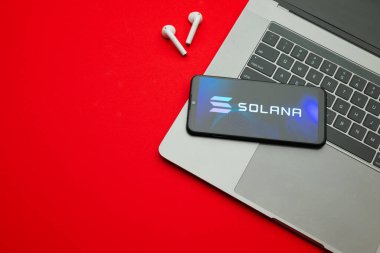 Tula, Rusya - 10 Ocak 2022: Solana logosu kırmızı arkaplanda akıllı telefon ekranı.