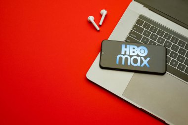 Tula, Rusya - 10 Ocak 2022: Kırmızı arkaplanda akıllı telefon ekranında HBO Max logosu.