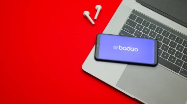 Tula, Rusya - 10 Ocak 2022: Kırmızı arkaplanda akıllı telefon ekranında Badoo logosu.