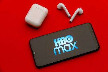 Tula, Rusya - 10 Ocak 2022: Kırmızı arkaplanda akıllı telefon ekranında HBO Max logosu.