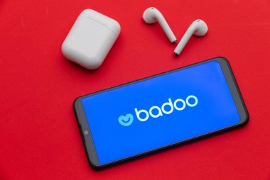 Tula, Rusya - 10 Ocak 2022: Kırmızı arkaplanda akıllı telefon ekranında Badoo logosu.