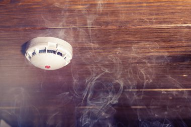 Duman dedektörü ve yangın alarmı kopyalama alanı ile eylem arka planında
