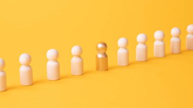 Bir çalışan figürü bir dizi meslektaşın arasından çıkıyor. İş yerinde terfi, takım liderliğine atama. Bir çalışanın işten çıkarılması. İlk adımı at, farklı ol. Girişim ve özenti