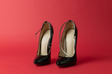 Fetiş siyah, yüksek topuklu.