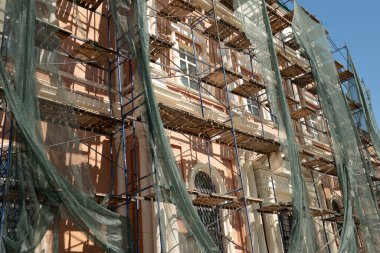 Ağ örme gölgesi ve iskelesi olan bir yapı.