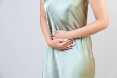 Adet sancısı, karın ağrısı, regl, endometriyozis, sistit ve idrar sistemindeki diğer hastalıklardan muzdarip bir kadın.