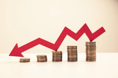 Kırmızı ok. Altın para yığını, aşağı in. Para kaybı kavramı.
