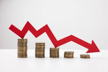Kırmızı ok. Altın para yığını, aşağı in. Para kaybı kavramı.