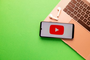 Kyoto Şehri, Japonya - 31 Temmuz 2023: Yeşil zemin üzerinde Youtube logosu olan Apple iPhone