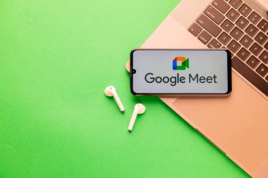 Kyoto City, Japonya - 05 Mayıs 2023: Ekran akıllı telefonunda Google Meet uygulaması. Google Meet, Google tarafından geliştirilen bir video arama servisidir..
