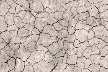 Pis, kuru bir çatlağın yüzeyi, yapısal arka plan için kavrulmuş toprak..