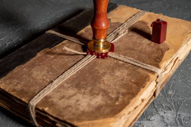 Balmumu mühür ve damgalı eski püskü bir kitap. Gizli bilgi kavramı