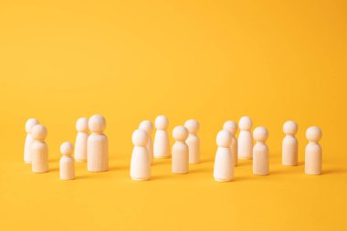 Birçok insan figürü bir mesafede duruyor. Halk Topluluğu Konsepti. Davranış ve sosyal bilim ilişkileri. Manipülasyon ve yönetim. Pazarlama, bölümlendirme, tüketici pazarı araştırması.