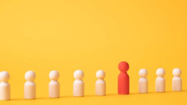 Bir çalışan figürü bir dizi meslektaşın arasından çıkıyor. İş yerinde terfi, takım liderliğine atama. Bir çalışanın işten çıkarılması. İlk adımı at, farklı ol. Girişim ve özenti