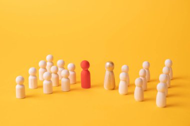 İki uzlaşmaz insan grubu. Rekabet ve rekabet. Çatışma düşmanlığı, saldırganlık. Pazarlık yoluyla çözüm ve uzlaşma. Rakip suç çeteleri. Irklar arası anlaşmazlık. Karşılaşma