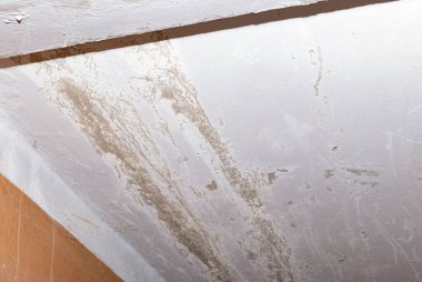 Su boru hatları sızıntısı hasar tavan. Konut problemi konsepti