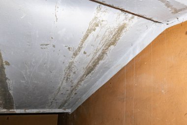 Su boru hatları sızıntısı hasar tavan. Konut problemi konsepti