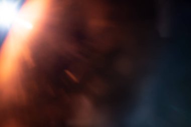 Siyah arkaplanda bulanık bir görüntü var.