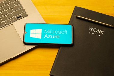 Kyoto Şehri, Japonya - 31 Temmuz 2023: Tahta arka planda Microsoft Azure logosu olan Apple iPhone