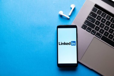 Kyoto Şehri, Japonya - 31 Temmuz 2023: Mavi arkaplanda Linkedin uygulama logosu olan Apple iPhone