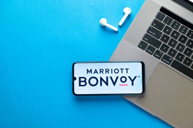 Kyoto Şehri, Japonya - 31 Temmuz 2023: Marriott International Bonvoy mavi arka planda modern bir dizüstü bilgisayarın yanında sergilendi