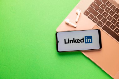 Kyoto Şehri, Japonya - 31 Temmuz 2023: Yeşil arka planda Linkedin uygulama logosu olan Apple iPhone