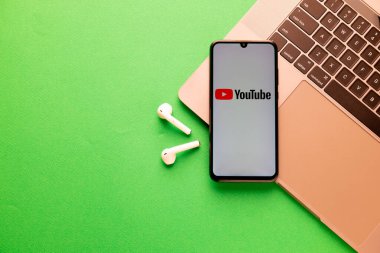 Kyoto Şehri, Japonya - 31 Temmuz 2023: Yeşil zemin üzerinde Youtube logosu olan Apple iPhone