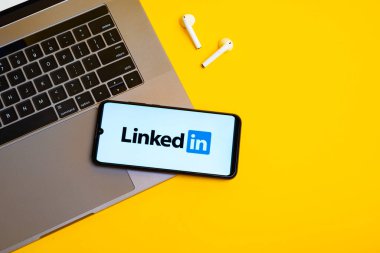 Kyoto Şehri, Japonya - 31 Temmuz 2023: Sarı arka planda Linkedin uygulama logosu olan Apple iPhone