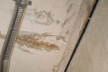 Su boru hatları sızıntısı hasar tavan. Konut problemi konsepti