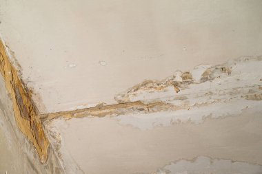 Su boru hatları sızıntısı hasar tavan. Konut problemi konsepti