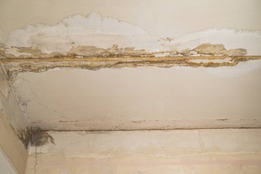 Su boru hatları sızıntısı hasar tavan. Konut problemi konsepti