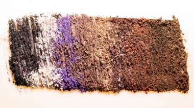 Düz fırça darbesi. Beyaz arka planda izole edilmiş kozmetik güzellik ürünü örneği olarak kırık parlak göz farları