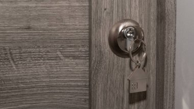 Buy or Rent konsepti. Anahtar deliğinde ev şeklinde incik boncuklu anahtarlar..