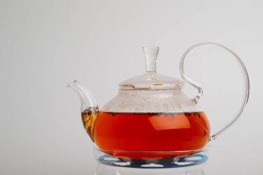 Şeffaf cam demlik çay beyaz arka plan üzerinde izole
