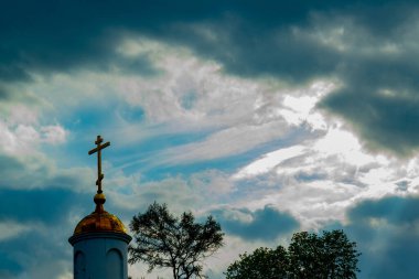 Fırtınalı bir gökyüzünün arka planında Ortodoks Kilisesi 'nin haçı