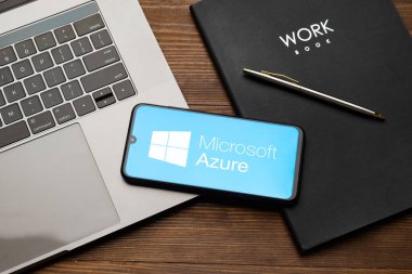 Kyoto Şehri, Japonya - 31 Temmuz 2023: Tahta arka planda Microsoft Azure logosu olan Apple iPhone