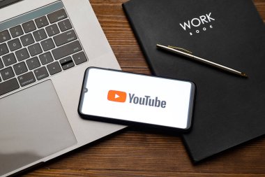 Kyoto Şehri, Japonya - 31 Temmuz 2023: Tahta zemin üzerinde Youtube logosu olan Apple iPhone