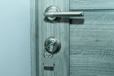 Buy or Rent konsepti. Anahtar deliğinde ev şeklinde incik boncuklu anahtarlar..