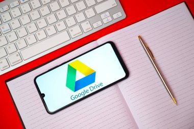 Kyoto Şehri, Japonya - 05 Mayıs 2023: Logo Google Drive akıllı telefon ekranında görülüyor. Google Drive ücretsiz ve herhangi bir akıllı telefon, tablet veya bilgisayardan erişilebilecek tüm dosyalara sahiptir.