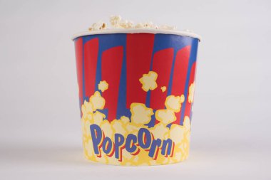 Büyük bir kova patlamış mısır. Bir beyazda izole edilmiş..