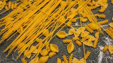 Üst manzara ahşap zemin üzerinde çeşitli İtalyan makarnaları