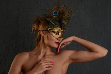 Genç kadın Venedik karnaval maskesi. Yakın plan kadın portresi. Karanlık arka plan.