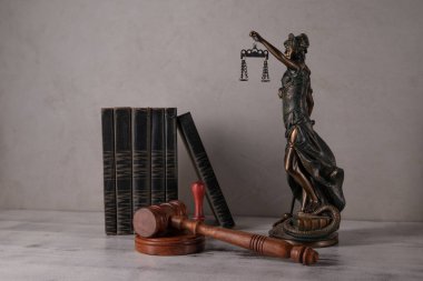 Adalet Anıtı, Yargıç tokmağı, kitaplar, eski ahşap bir masanın üzerinde mühürlü ve damgalı parşömen.