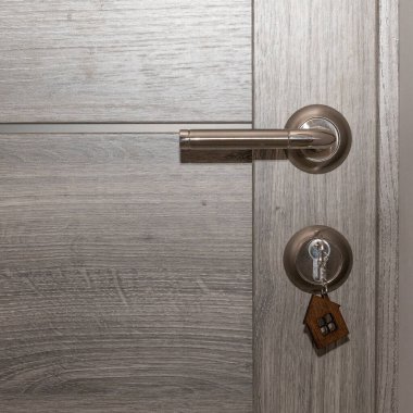 Buy or Rent konsepti. Anahtar deliğinde ev şeklinde incik boncuklu anahtarlar..